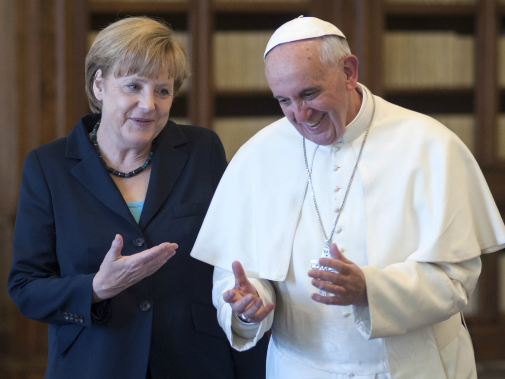 Giáo hoàng Francis và Thủ tướng Đức Angela Merkel được coi là những ứng viên tiềm năng cho giải Nobel Hòa bình 2015 - Ảnh: Reuters