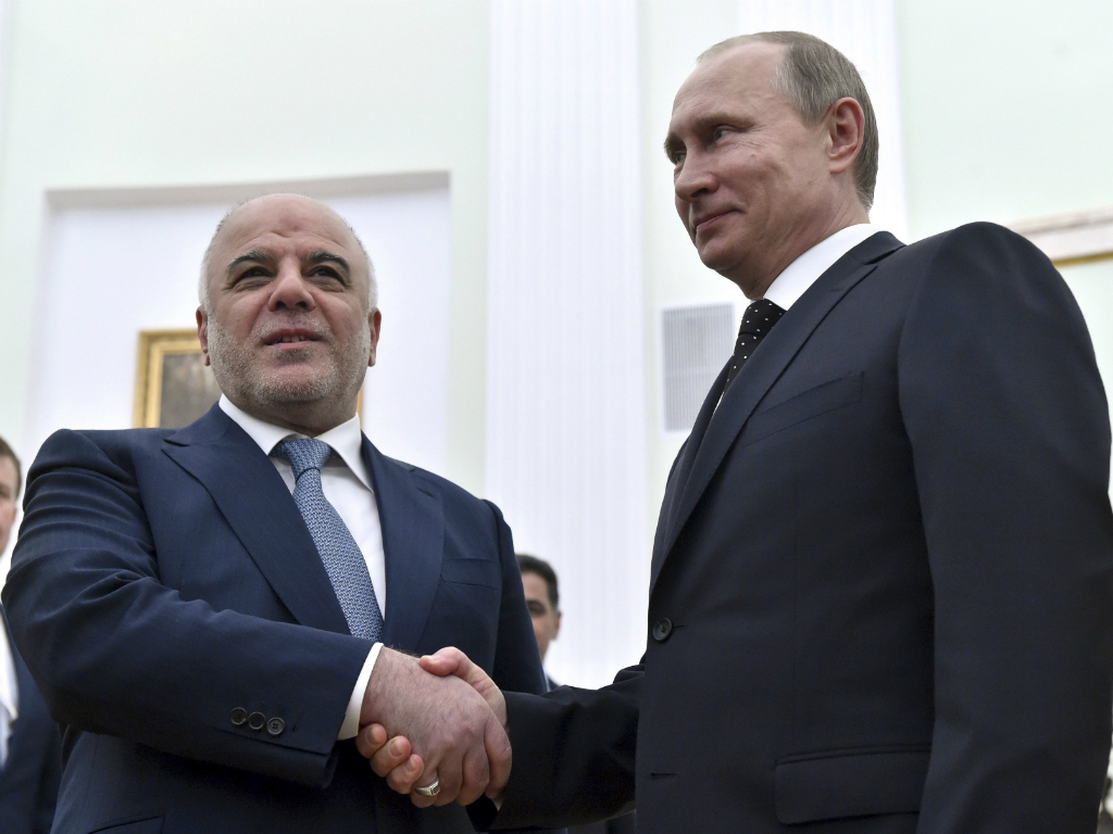 Thủ tướng Haider al-Abadi của Iraq bắt tay Tổng thống Nga Vladimir Putin - Ảnh: Reuters