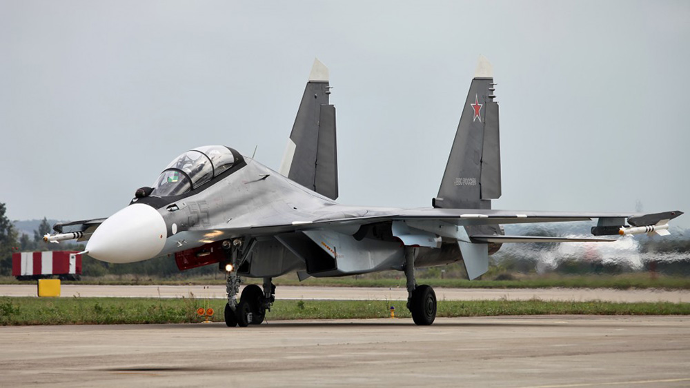 Chiếc Su-30SM của Nga tiếp cận máy bay Mỹ tại Syria để nhận dạng chứ không phải dọa dẫm - Ảnh: Reuters