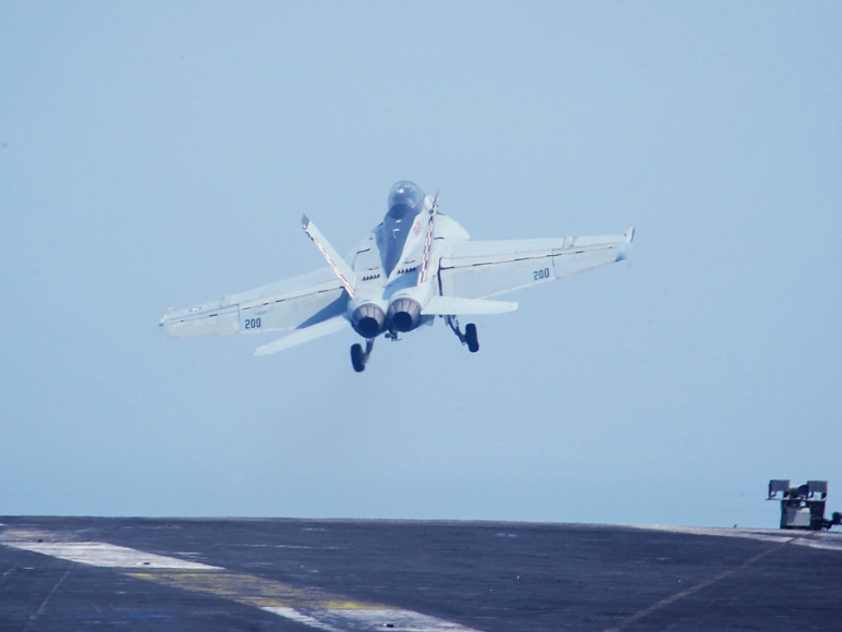 Tiêm kích F/A-18F của Mỹ cất cánh từ tàu sân bay Theodore Roosevelt tham gia chiến dịch chống IS tại Iraq và Syria - Ảnh: Hải quân Mỹ