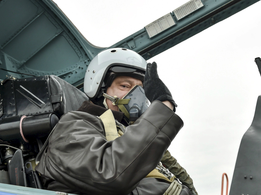 Tổng thống Ukraine, Petro Poroshenko ngồi trên chiếc Su-27 trong chuyến bay thử - Ảnh: Reuters