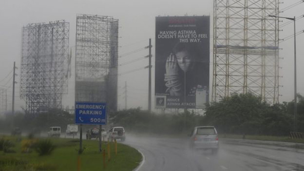 Các bảng quảng cáo ở tỉnh Bulacan, đảo Luzon đều được tháo gỡ để đối phó cơn bão Koppu - Ảnh: EPA