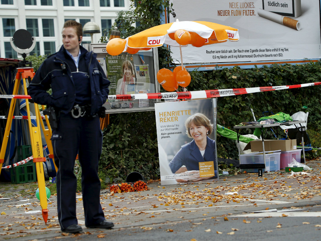 Cảnh sát canh gác tại khu vực bà Henriette Reker bị đâm - Ảnh: Reuters