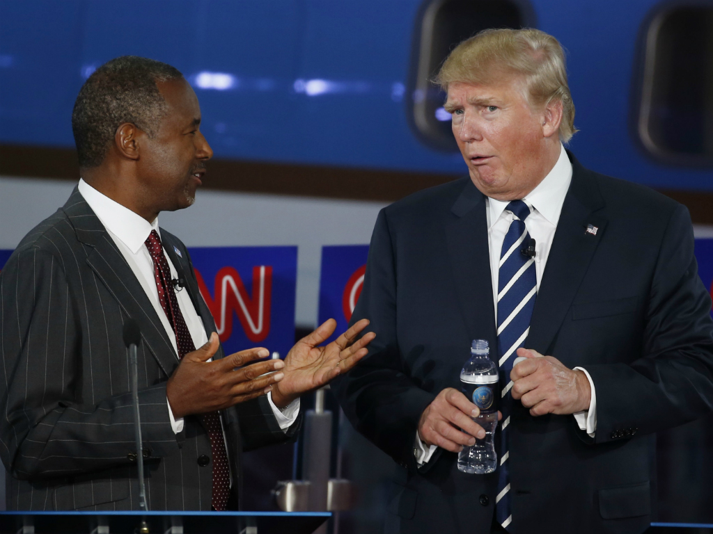 Hai ứng cử viên tranh cử tổng thống Mỹ của đảng Cộng hòa, Ben Carson (trái) và Donald Trump - Ảnh: Reuters