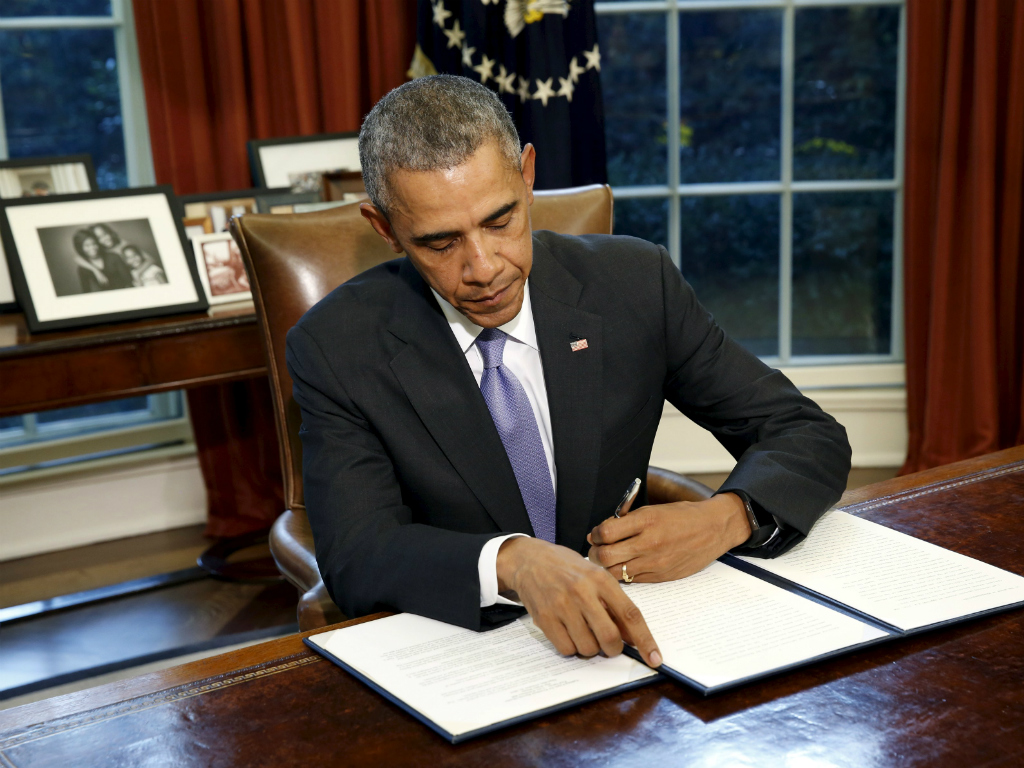 Tổng thống Barack Obama ký quyết định phủ quyết dự luật ngân sách quốc phòng tại phòng Bầu dục ở Nhà Trắng ngày 22.10 - Ảnh: Reuters