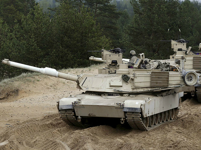Xe tăng M1A2 Abrams của Mỹ - Ảnh: Reuters
