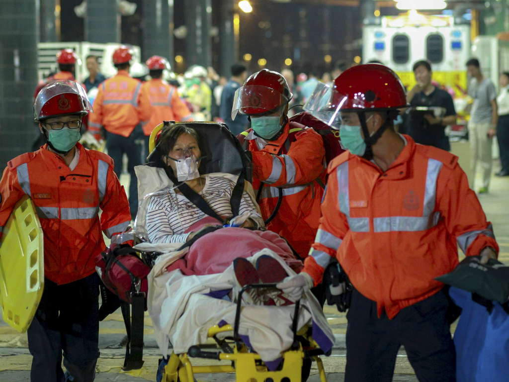 Nạn nhân được đưa đi điều trị sau vụ tai nạn phà ở Hồng Kông đêm 25.10 - Ảnh: Reuters