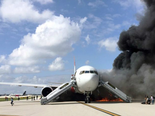 Chiếc Boeing 767 của Dynamic Airways phát cháy tại sân bay ở bang Florida, Mỹ - Ảnh: AFP