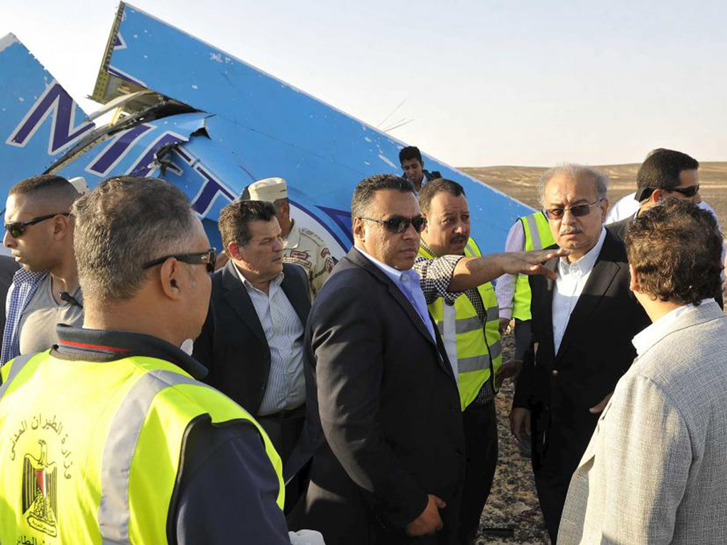 Thủ tướng Ai Cập, Sherif Ismail tại hiện trường máy bay Nga bị rơi ở Sinai chiều 31.10 - Ảnh: Reuters