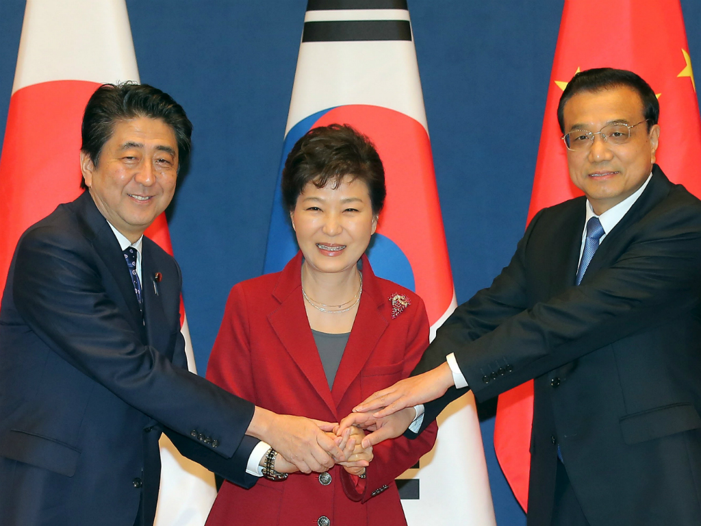 Ba nước Trung Quốc, Nhật Bản và Hàn Quốc tuyên bố khôi phục hoàn toàn quan hệ hợp tác sau 3 năm căng thẳng. Từ trái qua, Thủ tướng Shinzo Abe, Tổng thống Park Geun-hye và Thủ tướng Lý Khắc Cường - Ảnh: Reuters