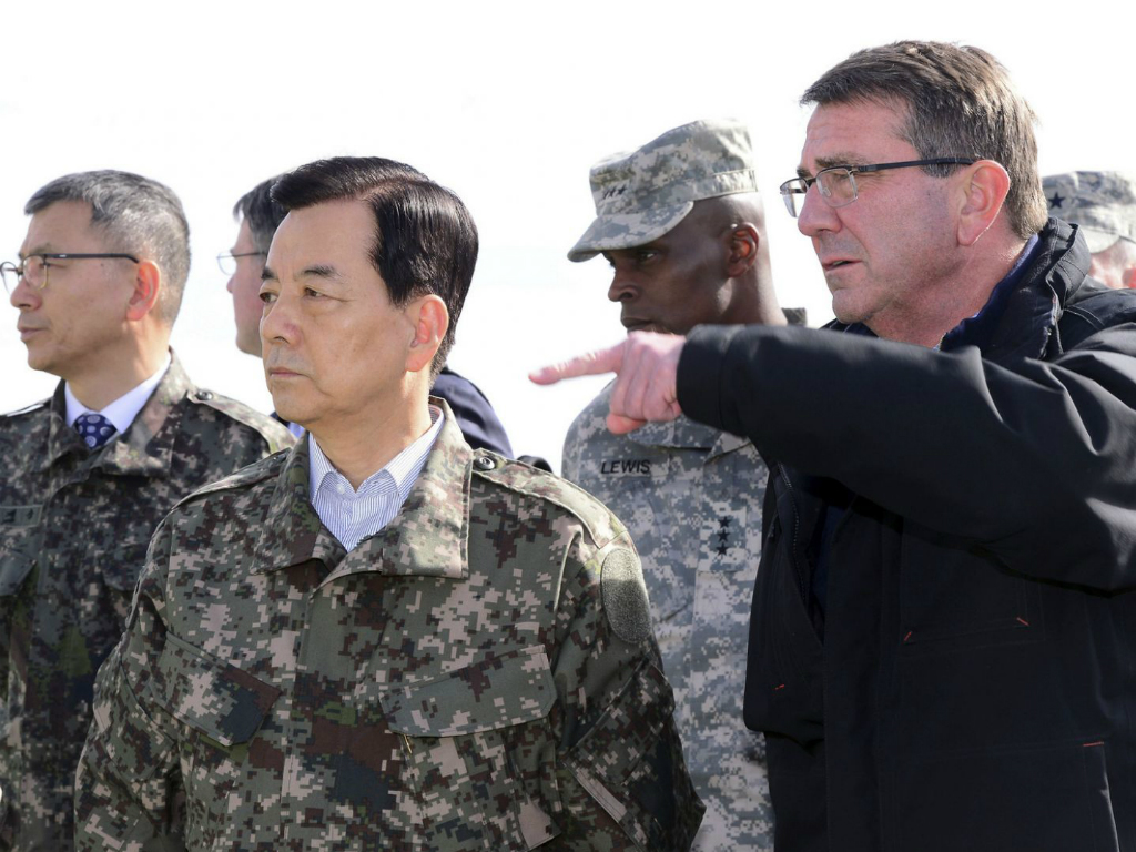Bộ trưởng Quốc phòng Mỹ Ashton Carter (phải) và Bộ trưởng Quốc phòng Hàn Quốc Han Min-koo - Ảnh: Reuters