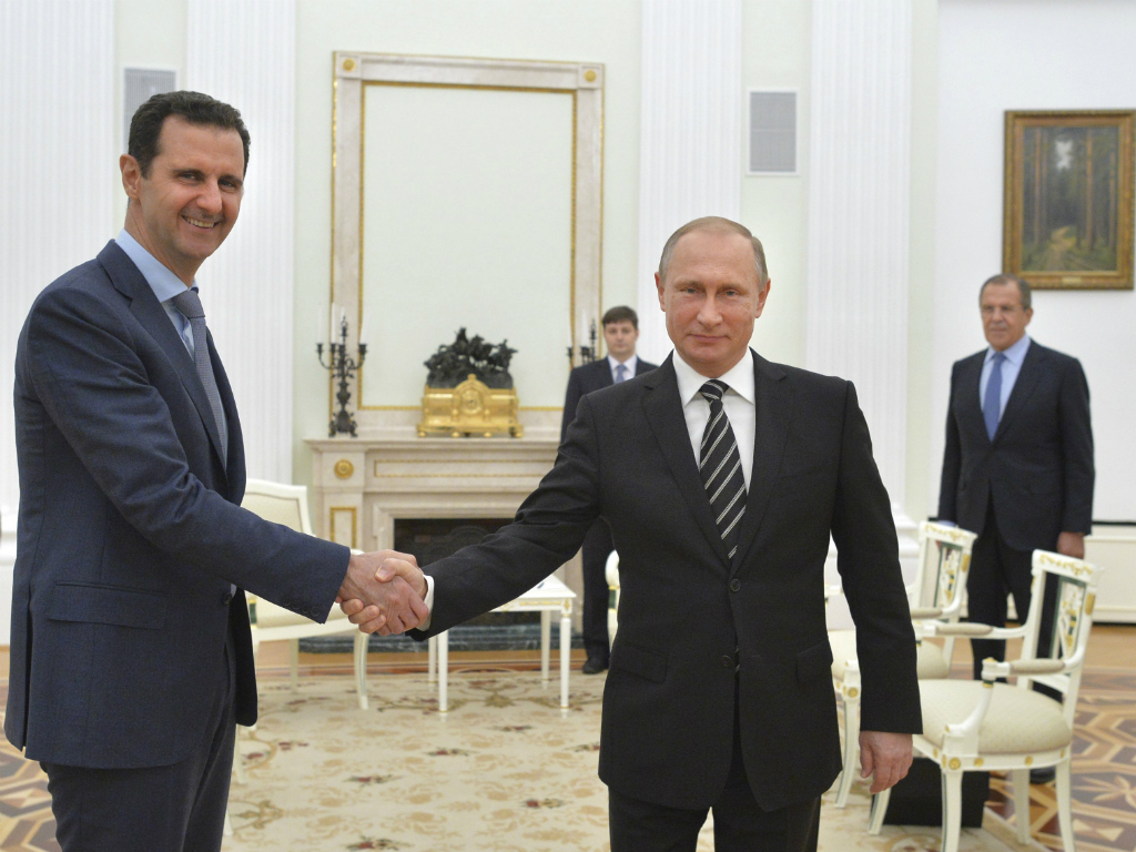 Tổng thống Syria, Bashar al-Assad bắt tay Tổng thống Nga Vladimir Putin trong chuyến thăm hồi tháng 10.2015 - Ảnh: Reuters