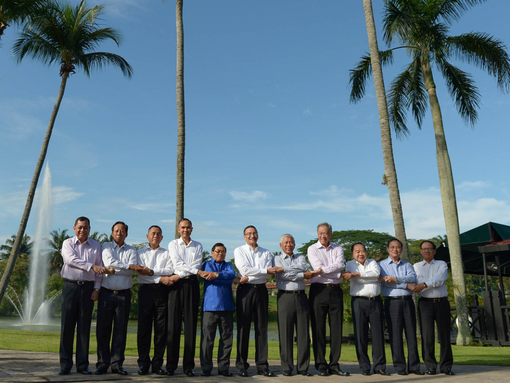 Lãnh đạo quốc phòng các nước ASEAN bắt tay trước hội nghị tại Malaysia - Ảnh: AFP