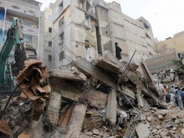 Một vụ sập nhà tại Karachi, Pakistan - Ảnh: AFP