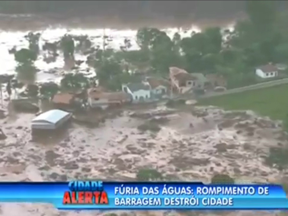 Vụ vỡ đập nước thải gây lũ bùn tại Brazil - Ảnh chụp từ clip của Reuters