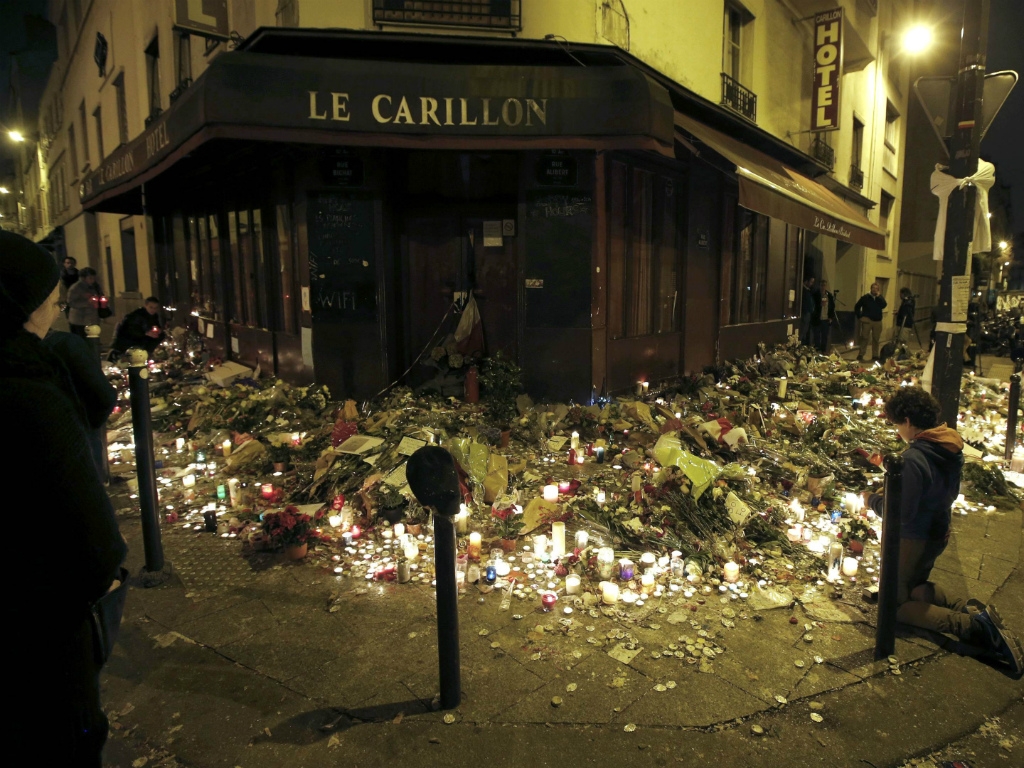 Tưởng niệm tại một trong các địa điểm bị tấn công ở Paris (Pháp) đêm 13.11 - Ảnh: Reuters
