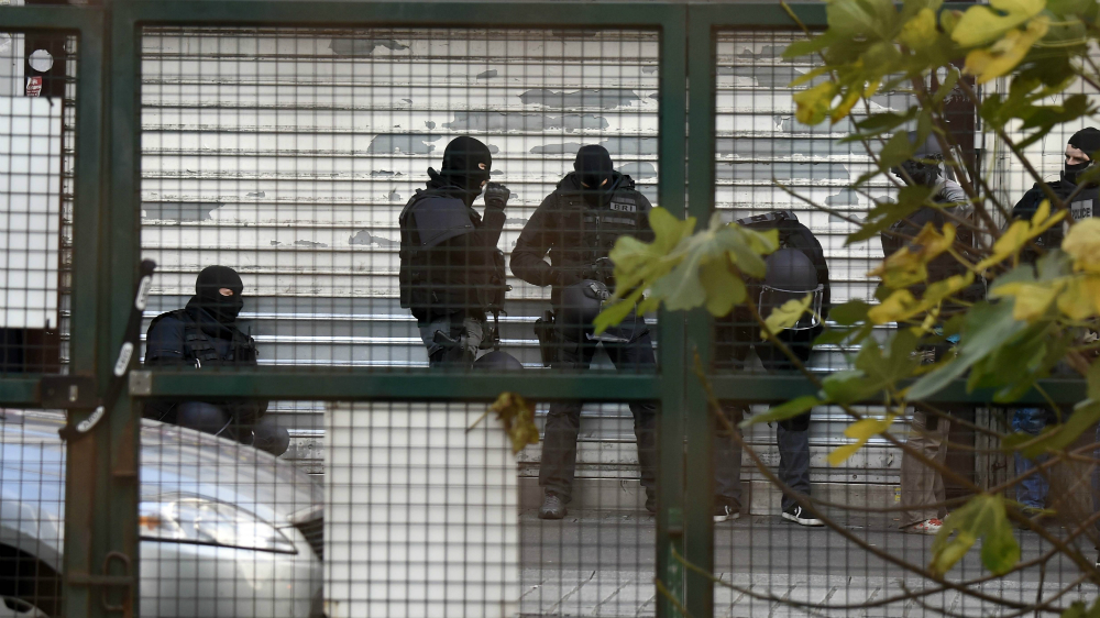 Lực lượng đặc nhiệm của cảnh sát Pháp tại hiện trường vụ vây bắt ở St. Denis - Ảnh: AFP