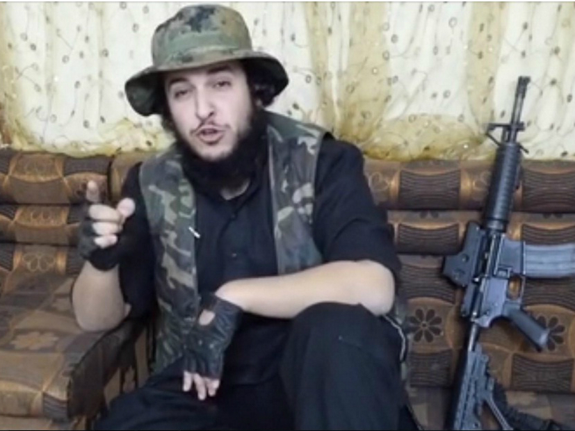 Tay súng trong đoạn video của IS - Ảnh chụp màn hình Independent