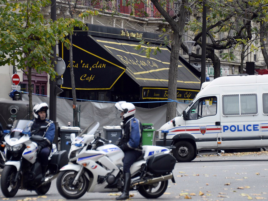 Cơ quan điều tra đã tìm thấy chiếc điện thoại có thể là của một trong những kẻ tấn công nhà hát Bataclan, Paris đêm13.11 - Ảnh: AFP