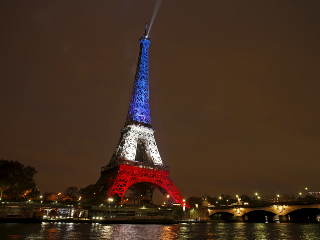 Tháp Eiffel đổi màu cờ Pháp để tưởng niệm nạn nhân vụ khủng bố 13.11 - Ảnh: Reuters