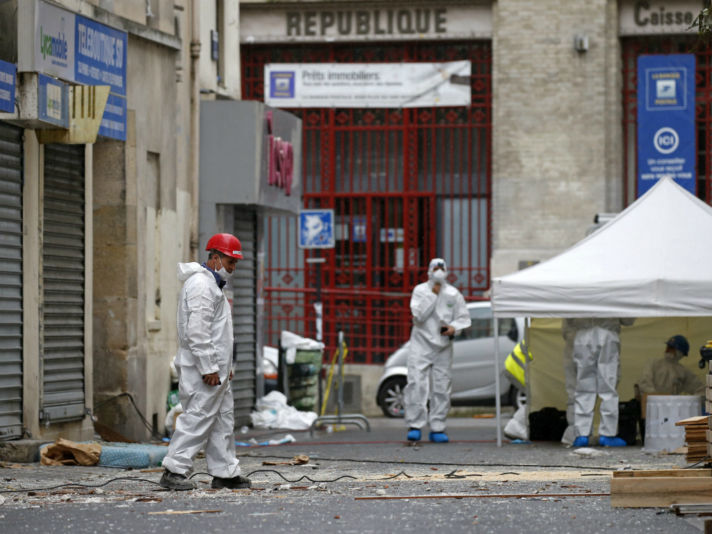 Lực lượng pháp y làm việc gần căn hộ diễn ra cuộc đột kích ngày 18.11 ở Saint Denis - Ảnh: Reuters