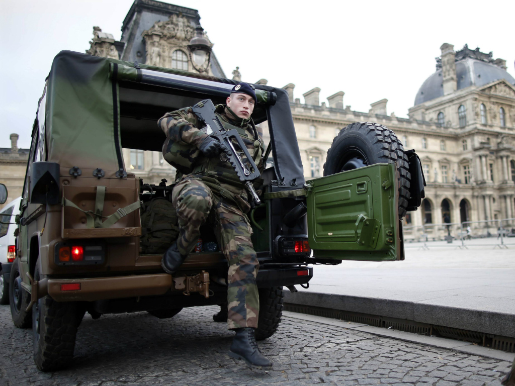 Tổng cộng 120.000 cảnh sát, hiến binh và lính Pháp được triển khai bảo vệ an ninh toàn quốc sau vụ khủng bố Paris - Ảnh: Reuters