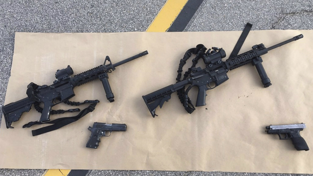 Bốn khẩu súng cảnh sát thu được sau vụ xả súng ở San Bernardino, bang California, Mỹ ngày 2.12 - Ảnh: Reuters