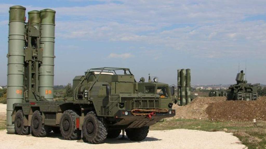 Hệ thống tên lửa phòng không S-400 của Nga - Ảnh: AFP