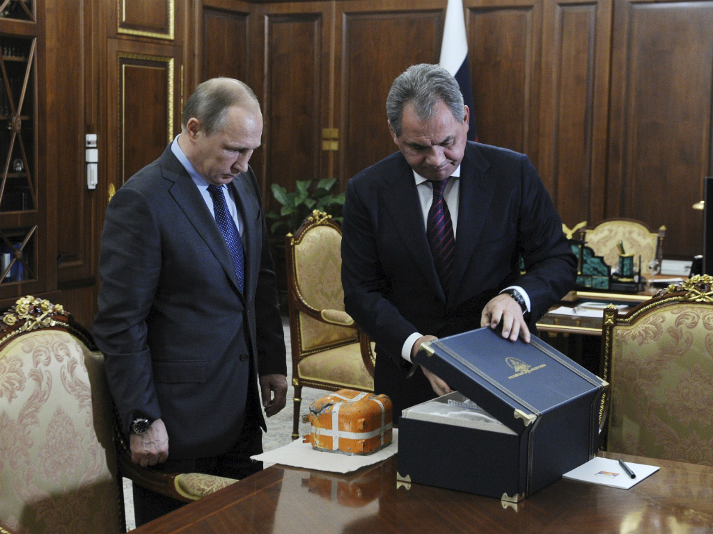 Bộ trưởng Quốc phòng Nga Sergey Shoigu mang chiếc hộp đen của máy bay Su-24 trình lên Tổng thống Vladimir Putin - Ảnh: Reuters