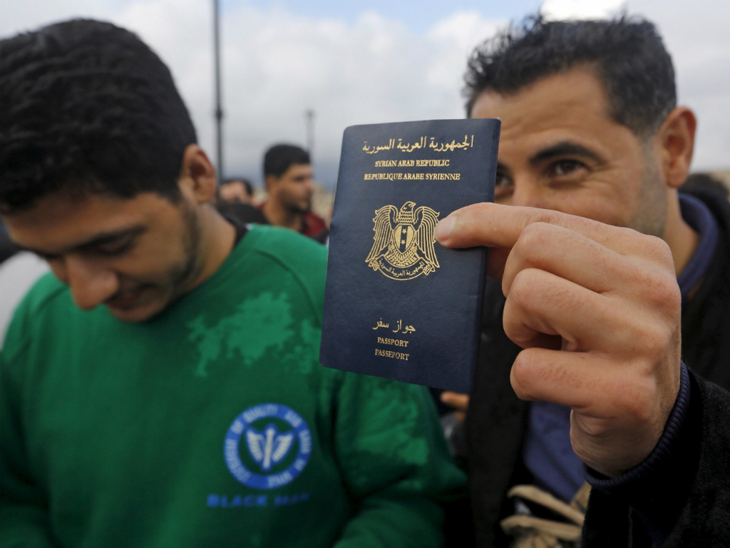 Tình báo Mỹ cảnh báo IS có thể đã tuồn người vào Mỹ bằng những hộ chiếu do tổ chức này tự in - Ảnh: Reuters