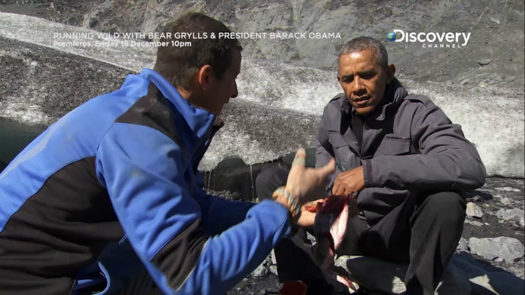 Tổng thống Barack Obama ăn cá hồi tự bắt được ngoài thiên nhiên, trong chương trình Thử thách sinh tồn cùng chuyên gia Bear Grylls - Ảnh chụp từ clip kênh Discovery Channel Asia