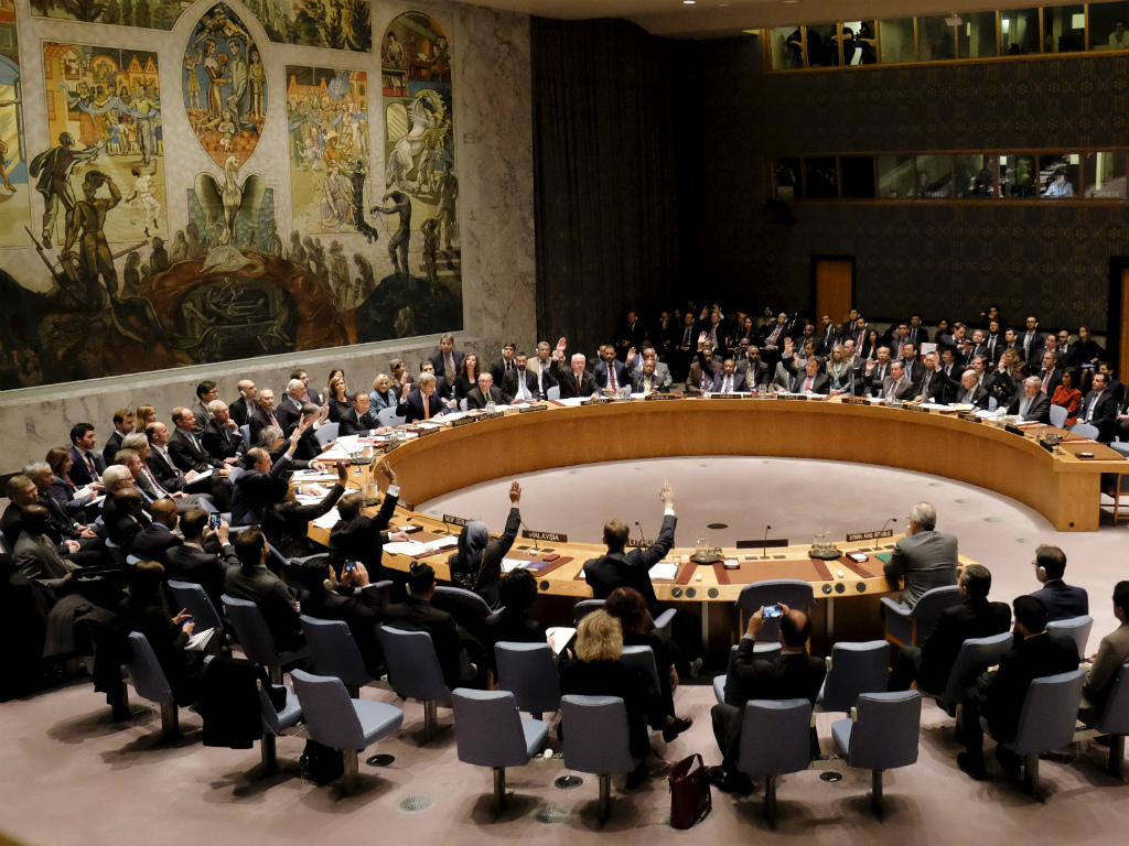 Các nước thành viên Hội đồng Bảo an LHQ bỏ phiếu thông qua nghị quyết về quá trình chuyển tiếp chính trị Syria - Ảnh: Reuters