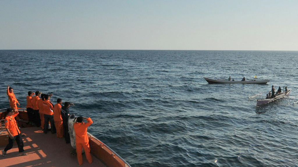 Thời tiết xấu và sóng lớn đang cản trở công tác cứu hộ chiếc phà bị vào nước ngoài khơi Sulawesi (Indonesia) sáng 20.12.2015. Trong ảnh là toán cứu hộ đang tìm kiếm một chiếc phà bị chìm tại Kolaka, đông nam đảo Sulawesi (Indonesia) năm 2011 - Ảnh: AFP