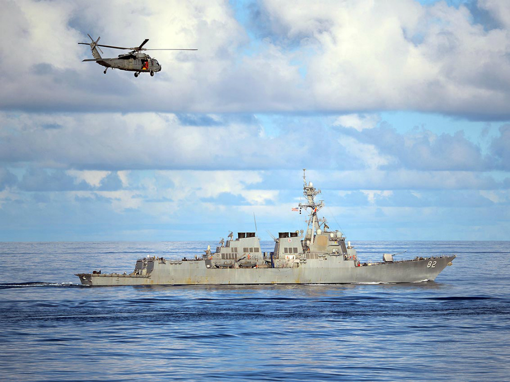 Hải quân Mỹ sẽ tăng cường tuần tra ở Biển Đông năm 2016, chủ yếu sử dụng các tàu chiến lớn như chiếc khu trục hạm USS Lassen này từng tuần tra sát đảo nhân tạo Trung Quốc xây phi pháp ở Trường Sa hồi tháng 10.2015 - Ảnh: Hải quân Mỹ