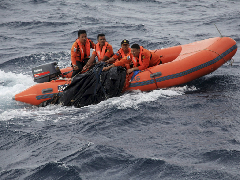 Đội cứu hộ tìm kiếm nạn nhân vụ chìm phà Indonesia - Ảnh: Reuters