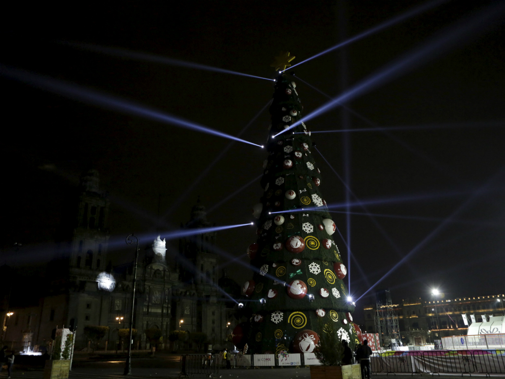 Cây thông tại quảng trường ở trung tâm thủ đô Mexico City, Mexico - Ảnh: Reuters