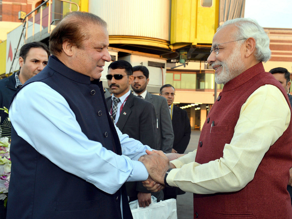 Thủ tướng Pakistan Nawaz Sharif đón tiếp Thủ tướng Ấn Độ Narendra Modi tại Lahore ngày 25.12 - Ảnh: AFP