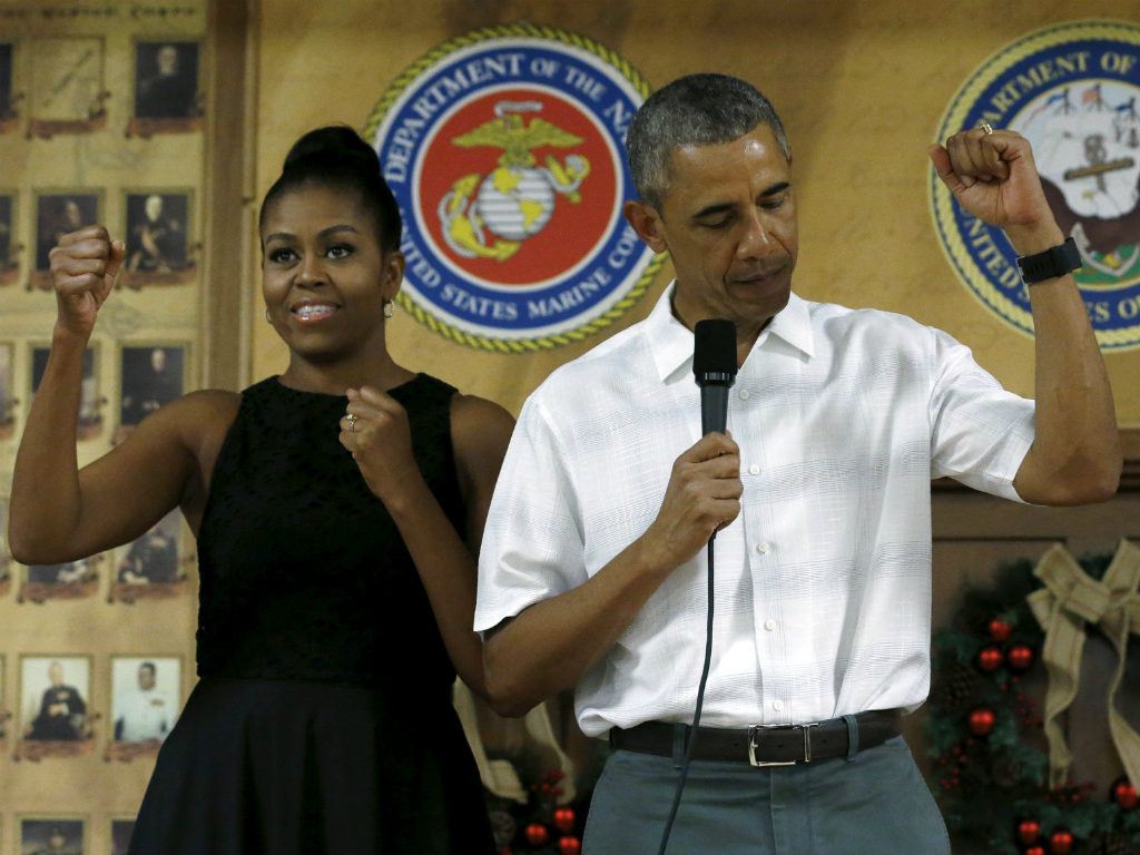 Tổng thống Mỹ Barack Obama cùng đệ nhất phu nhân Michelle Obama tại căn cứ Thuỷ quân lục chiến Mỹ ở Hawaii - Ảnh: Reuters
