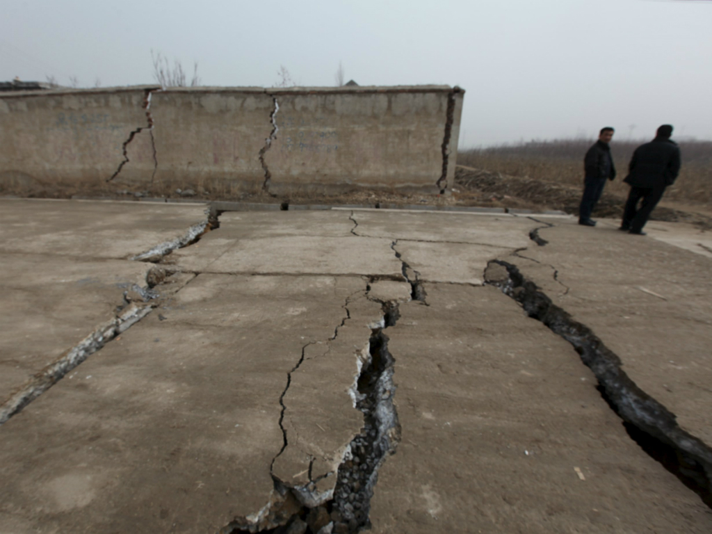 Hạ tầng bị hư hại do ảnh hưởng từ vụ sập mỏ thạch cao - Ảnh: Reuters