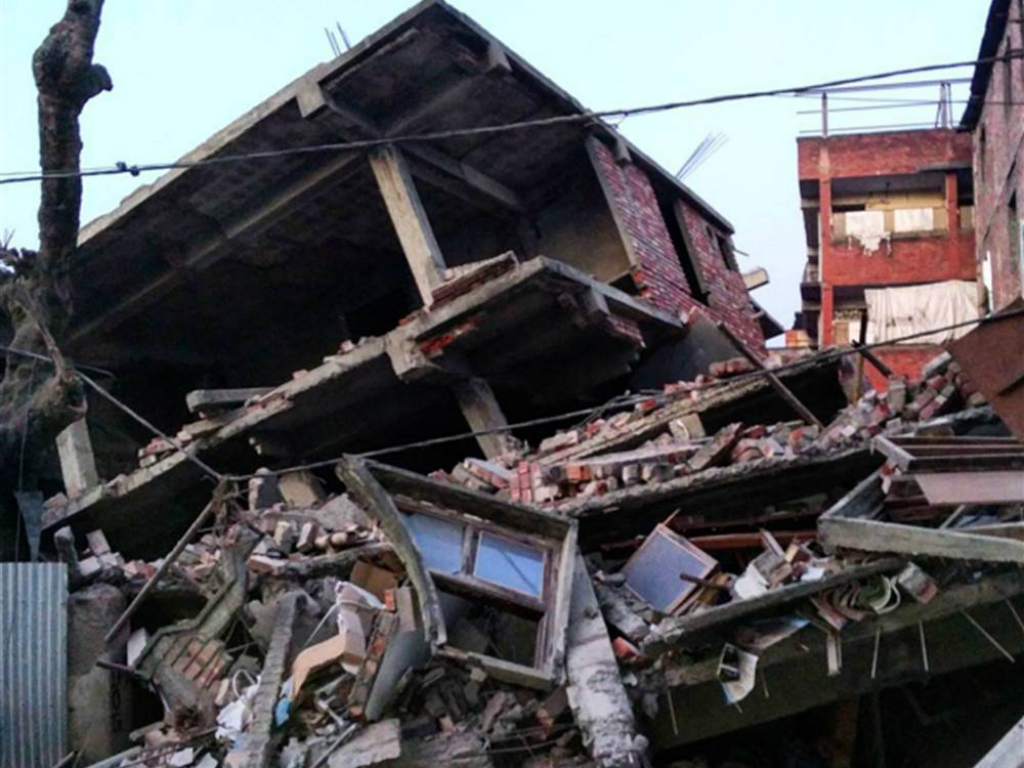 Toà nhà bị đổ sập trong trận động đất sáng ngày 4.1 tại Ấn Độ - Ảnh: AFP