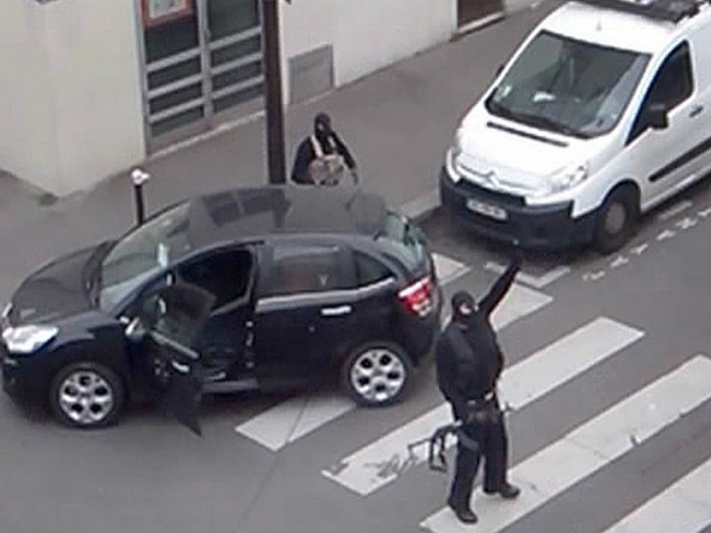Hai tay súng thực hiện vụ tấn công toà soạn Charlie Hebdo tại Paris (Pháp) ngày 7.1.2015 - Ảnh: Reuters