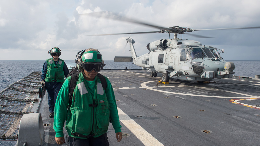 Kiểm tra trực thăng MH-60R Seahawk trên tàu tác chiến cận bờ USS Fort Worth của Hải quân Mỹ đang tuần tra trên Biển Đông ngày 14.12.2015 - Ảnh: Hải quân Mỹ