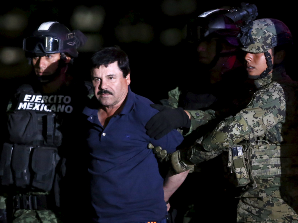 Hải quân Mexico áp giải trùm ma tuý Joaquin El Chapo Guzman sau khi bắt được ngày 8.1 - Ảnh: Reuters