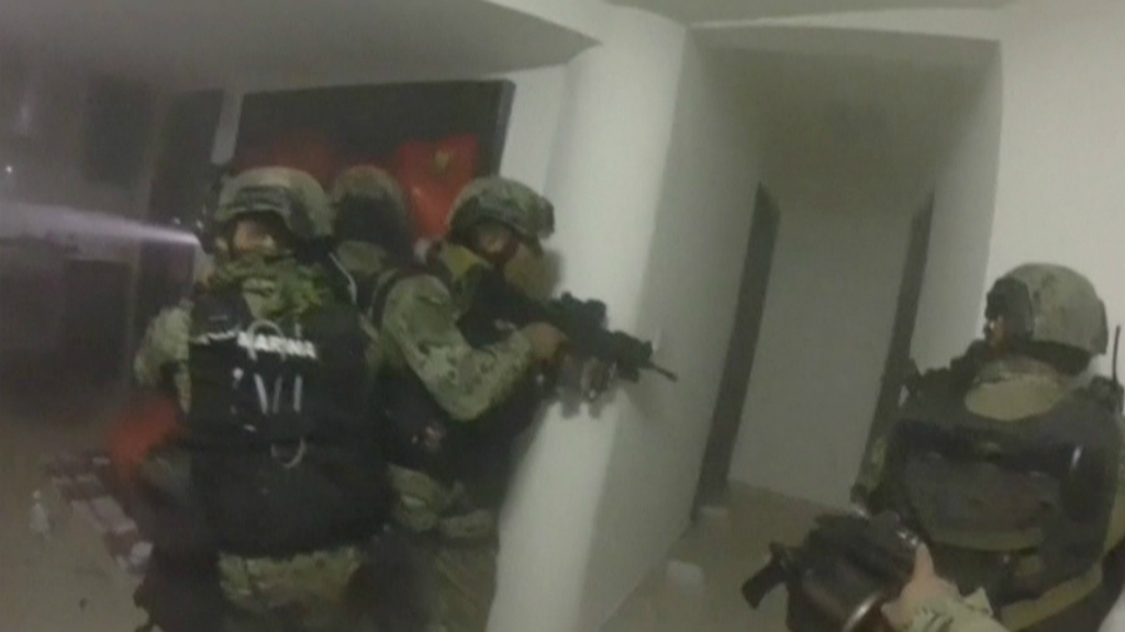 Thuỷ quân lục chiến Mexico xông vào ngôi nhà nơi trùm ma tuý Guzman ẩn náu, sáng 8.1 - Ảnh: Reuters