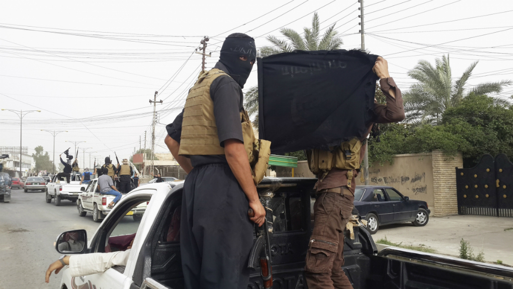 Các tay súng IS tại thành phố Mosul, Iraq - Ảnh: Reuters