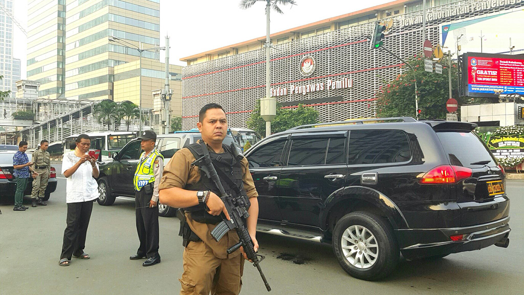 Cảnh sát canh gác sáng 15.1 tại hiện trường một vụ tấn công khủng bố ngày 14.1 tại thủ đô Jakarta (Indonesia) - Ảnh: Nguyễn Tập