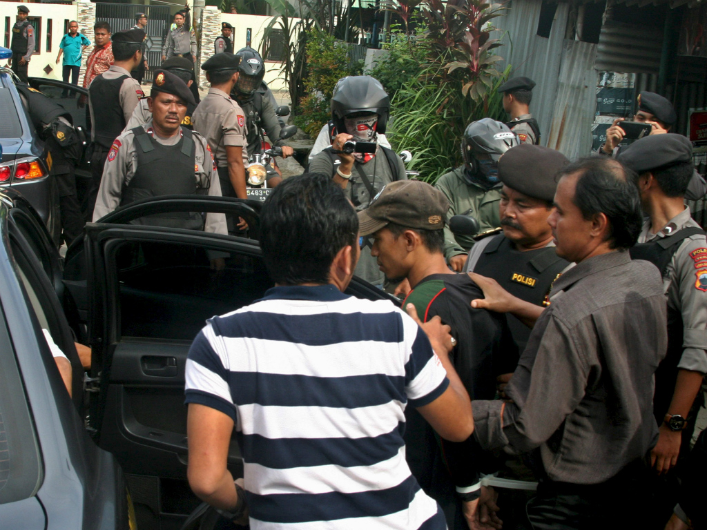 Lực lượng an ninh Indonesia áp giải một nghi phạm ngày 15.1 sau vụ tấn công Jalarta ngày 14.1 - Ảnh: Reuters