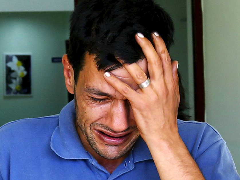 Ông Abdullah Kurdi, cha của cậu bé tị nạn người Syria chết đuối năm ngoái, bật khóc khi thấy hi2nha 3nh con mình bị biếm trên tạp chí Pháp Charlie Hebdo - Ảnh: Reuters