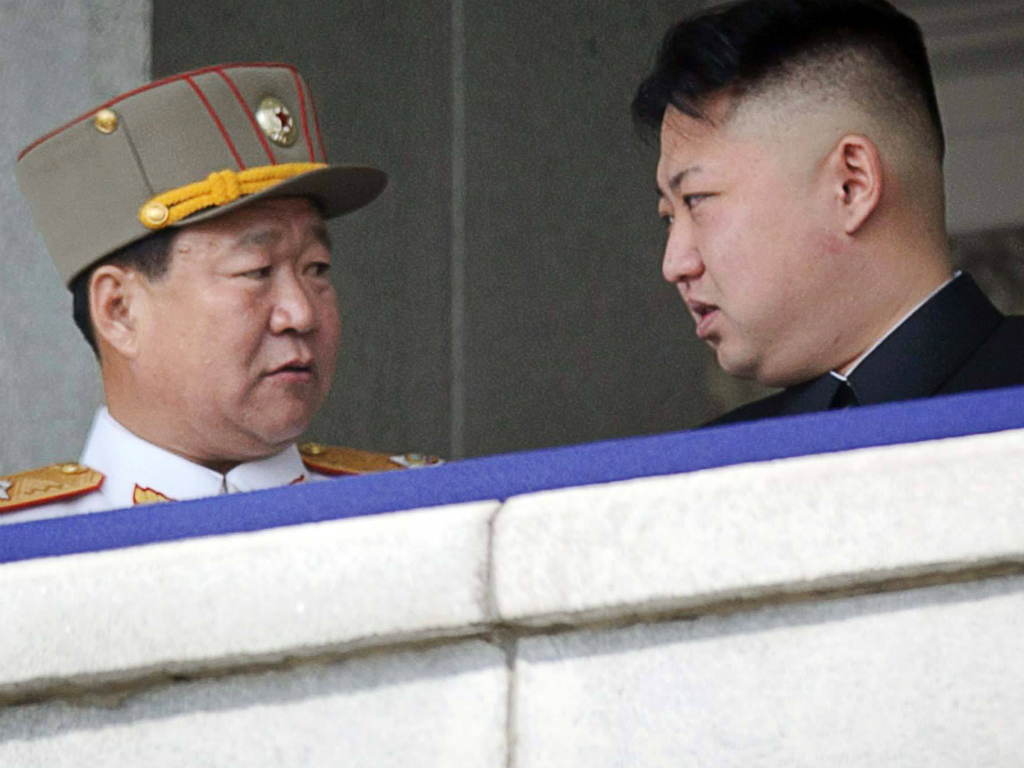 Ông Choe Ryong-hae (trái) được coi là nhân vật thân tín của lãnh đạo Kim Jong-un - Ảnh: AFP