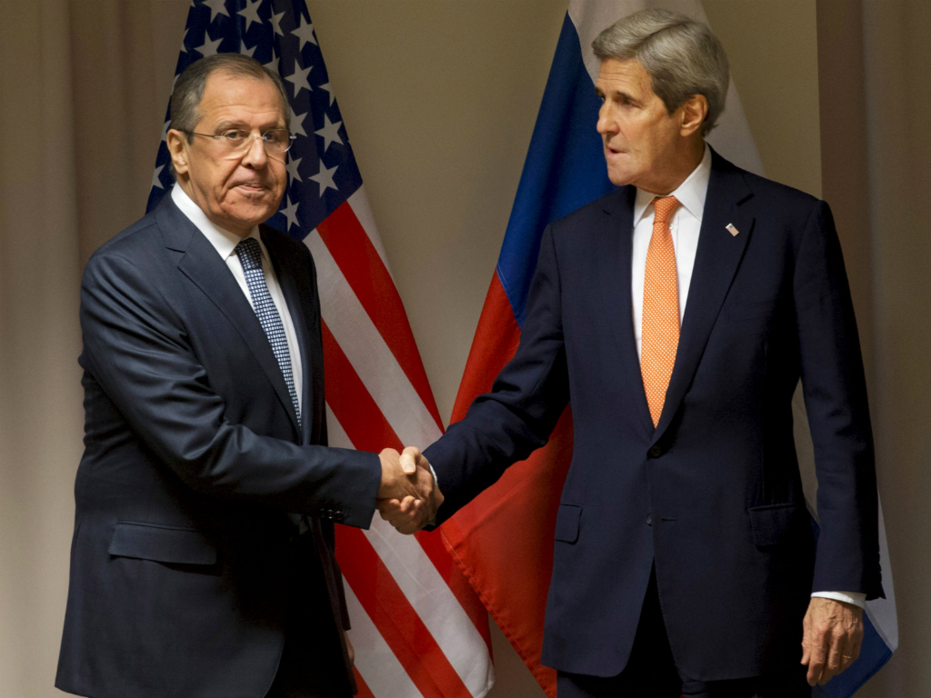 Ngoại trưởng Mỹ John Kerry (phải) và Ngoại trưởng Nga Sergey Lavrov cho rằng đàm phán ở Syria không có chỗ cho IS, al-Nusra - Ảnh: Reuters